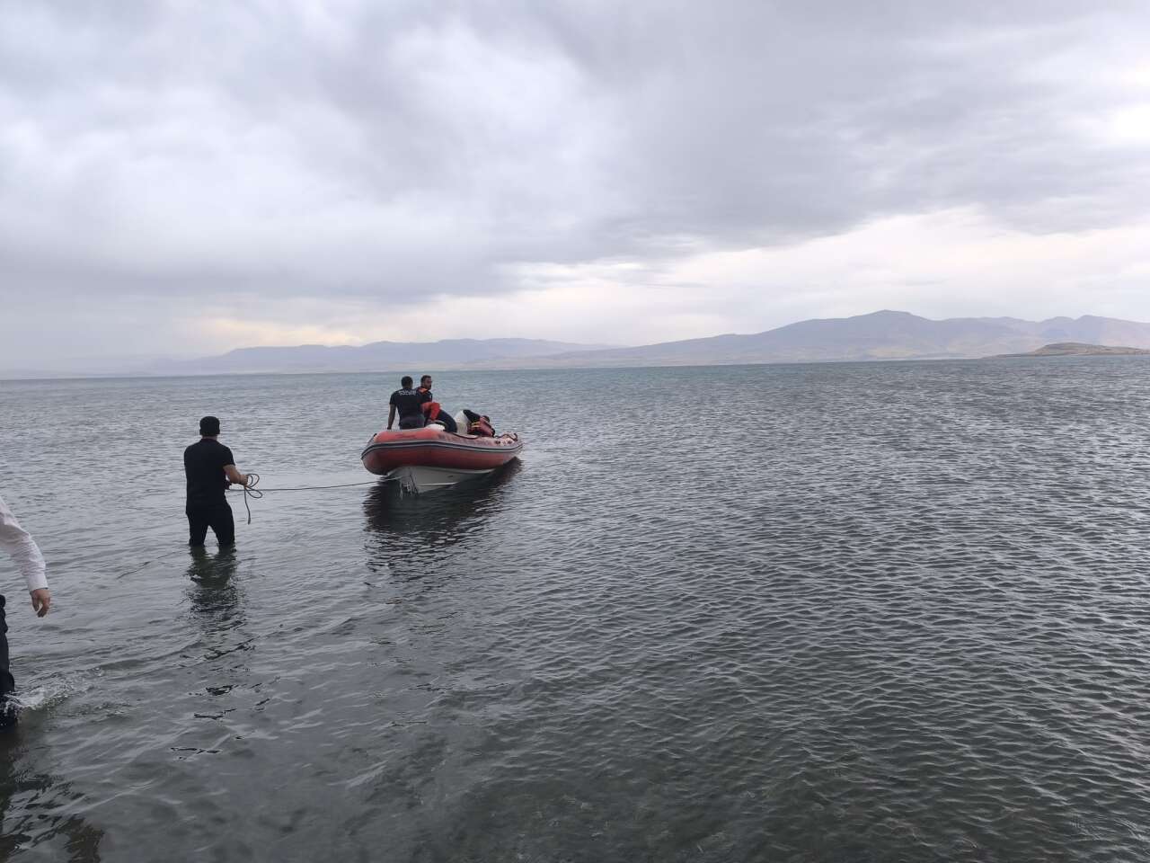 Gölün ortasında can pazarı! Kadının durumu ağır 3